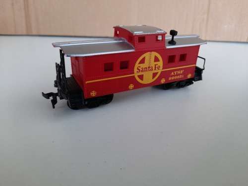 MODEL POWER HO - SANTA FE DIESEL LOCOMOTIVE AND CABOOSE