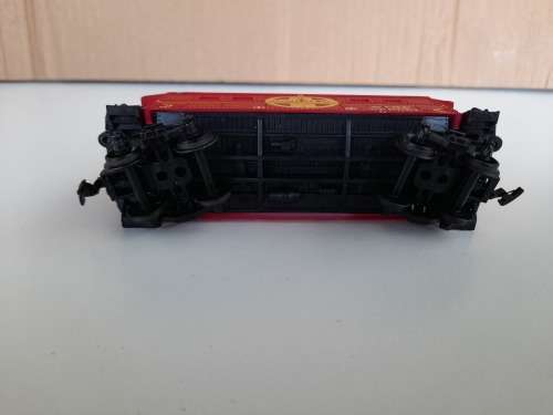 MODEL POWER HO - SANTA FE DIESEL LOCOMOTIVE AND CABOOSE