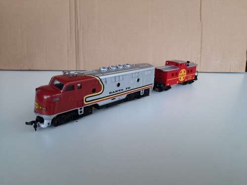 MODEL POWER HO - SANTA FE DIESEL LOCOMOTIVE AND CABOOSE