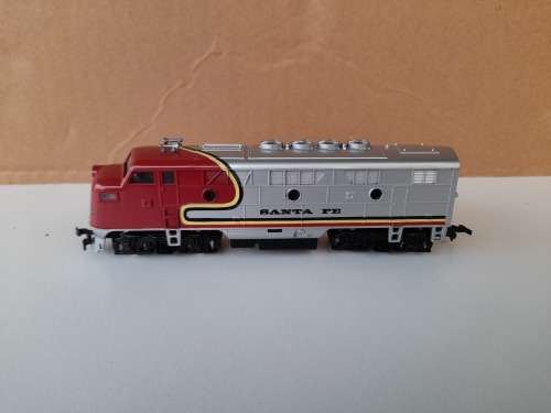 MODEL POWER HO - SANTA FE DIESEL LOCOMOTIVE AND CABOOSE