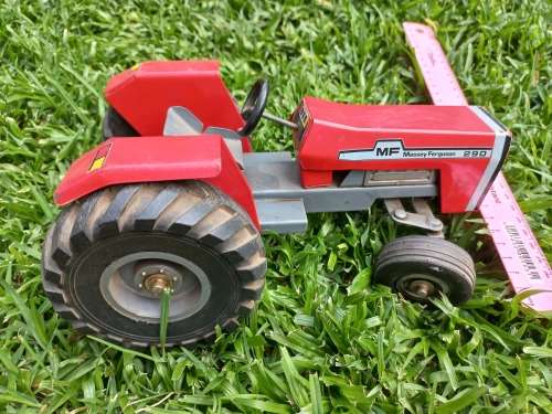 Vintage Massey Ferguson 290 Tractor    PostNet  at Buyers own cost R110.