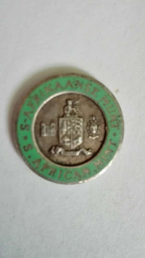 Badge struck by the S.A. mint. 925 and stamped with the mint mark on the back. The pin is missing