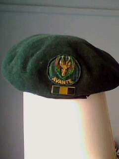5 SA Infantry beret with sewn on embroided cloth badge & stable belt with word Avante on both.