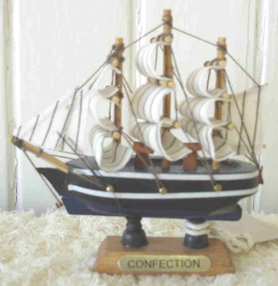 Mini Confection sailing ship with black sides (assembled)