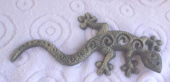 Green Cast iron Gecko wall mounting