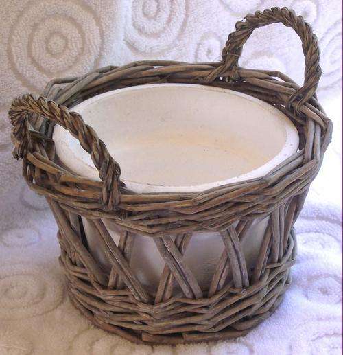 Round willow basket with pot