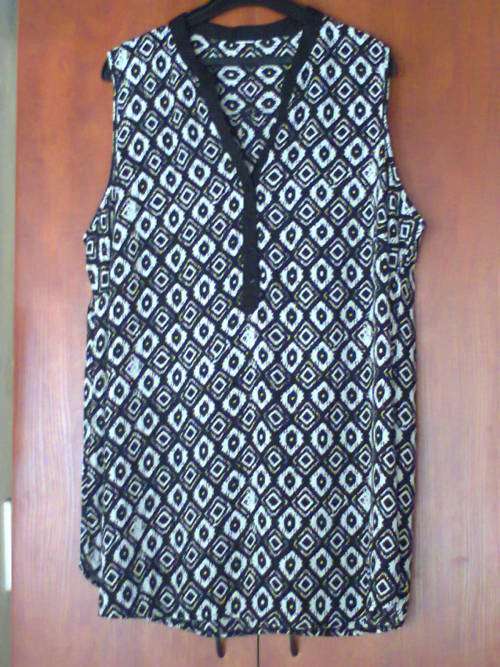 LONG BLACK AND WHITE TOP - XXXL