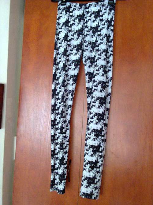 BLACK AND WHITE STRETCH LEGGINGS - S
