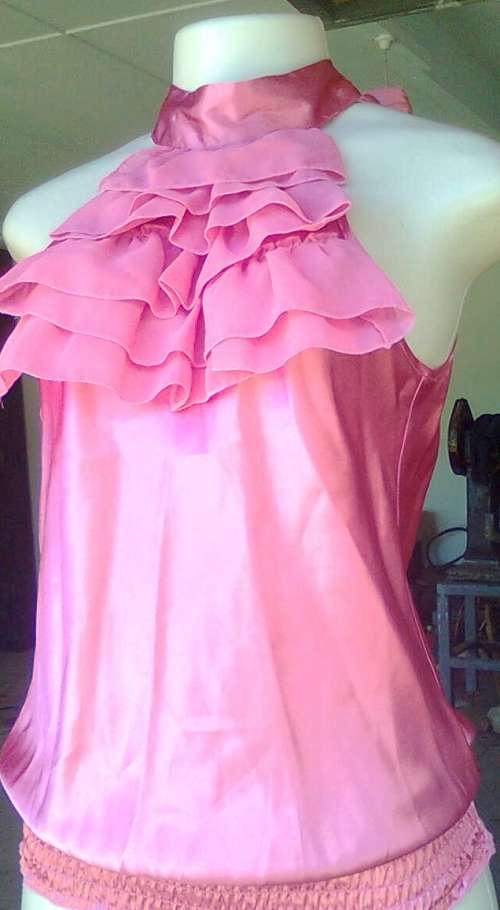 WOOLWORTHS CROP PANTS SIZE: 10  PLUS A FREE TOP - SIZE: 12