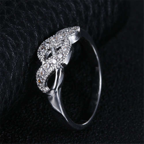 ***CHARMING ***925 STERLING SILVER PRINCESS RING WITH AAA+ ZIRCONIA - SIZE 9