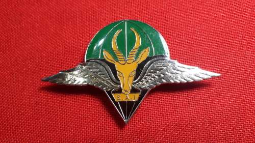 SADF Parachute Battalion metal beret badge (Dinnes 302, Owen C746)