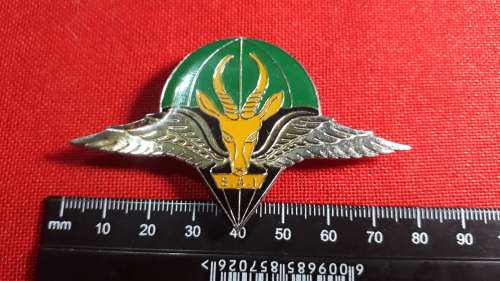 SADF Parachute Battalion metal beret badge (Dinnes 302, Owen C746)