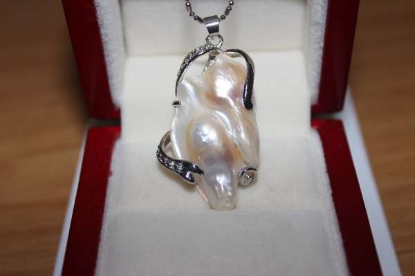 baroque style pearl pendant