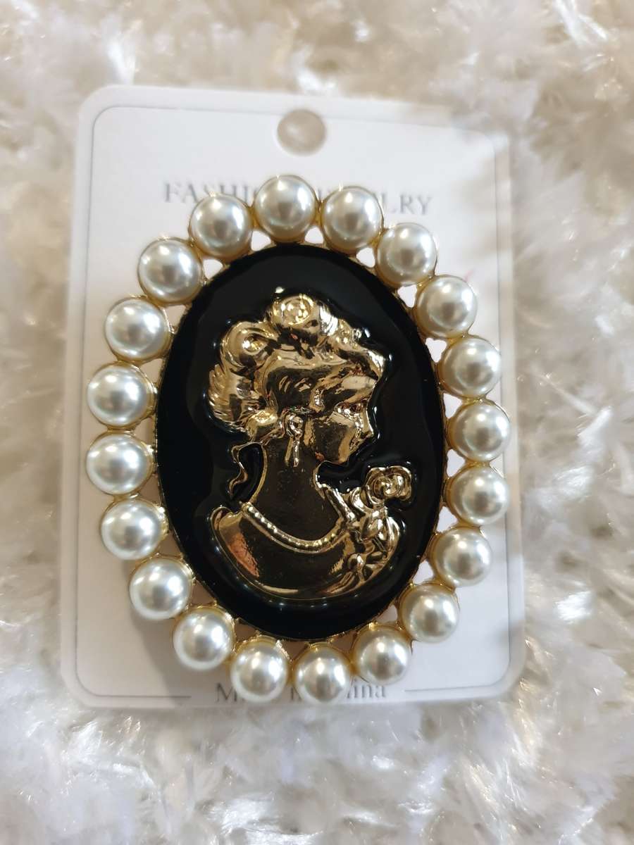 Vintage Cameo Brooch