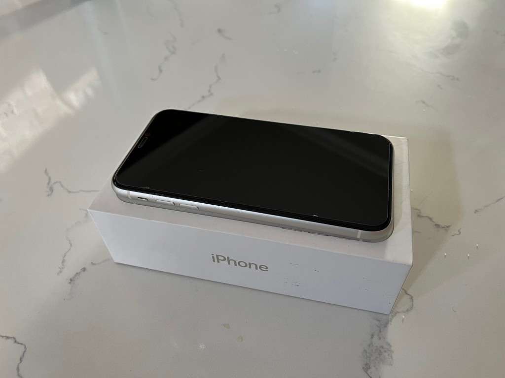 IPHONE 11 64GB WHITE - AS NEW - UNLOCKED - BOXED