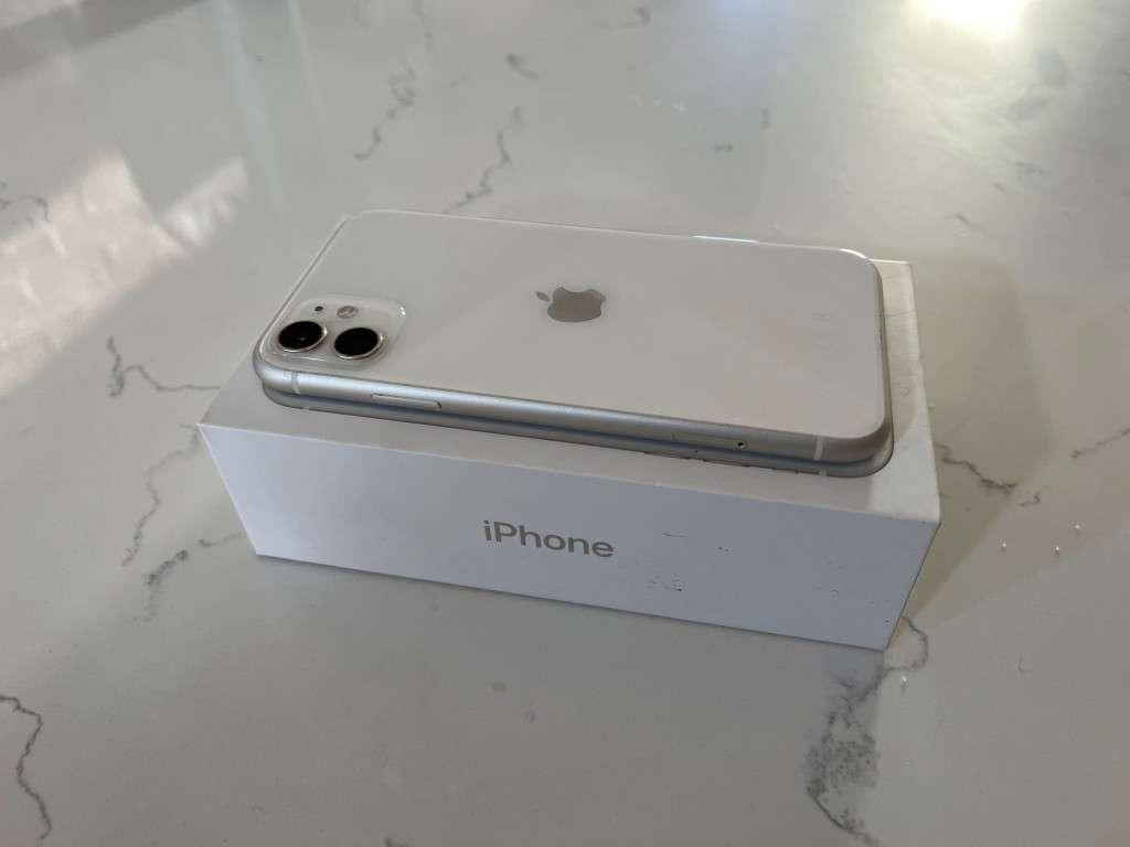 IPHONE 11 64GB WHITE - AS NEW - UNLOCKED - BOXED