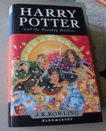 HARRY POTTER AND THE DEATHLY HALLOWS - J.K. ROWLING