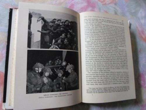 THE RED BERET - THE STORY OF THE PARACHUTE REGIMENT AT WAR 1940 - 45 - HILARY ST GEORGE SAUNDERS