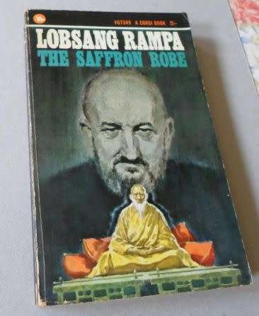 THE SAFFRON ROBE - LOBSANG RAMPA