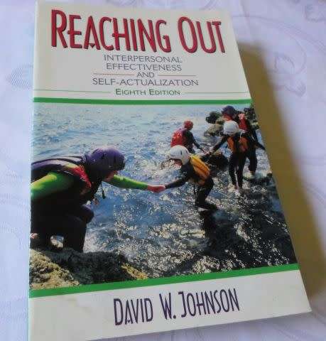 REACHING OUT - INTERPERSONAL EFFECTIVENESS AND SELF-ACTUALIZATION - DAVID W JOHNSON ( EIGHTH EDITION