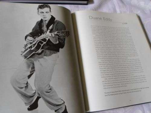 GREAT GUITARISTS - A HISTORY IN PHOTOGRAPHS 1900 - 2000 - NICK FREETH & CLIFF DOUSE ( ICONS OF MUSIC