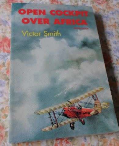 OPEN COCKPIT OVER AFRICA - VICTOR SMITH ( SIGNED )  ( weight 0,30 kg / 300 grams )