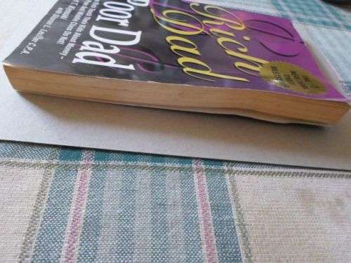 RICH DAD POOR DAD - ROBERT T KIYOSAKI ( 0,30 kg )