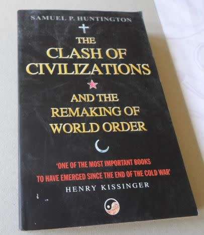 THE CLASH OF CIVILIZATIONS AND THE REMAKING OF THE WORLD ORDER - SAMUEL P HUNTINGTON ( weight 0,30 k