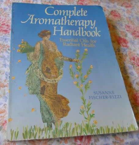 COMPLETE AROMATHERAPY HANDBOOKS - ESSENTIAL OILS FOR RADIANT HEALTH - SUSANNE FISCHER-RIZZI