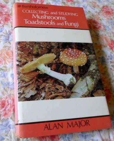 COLLECTING AND STUDYING MUSHROOMS , TOADSTOOLS AND FUNGI - ALAN MAJOR ( weight 0,40 kg )