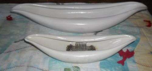 A PAIR OF BOAT SHAPED DROSTDY OFF WHITE VASES