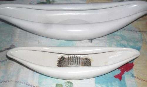 A PAIR OF BOAT SHAPED DROSTDY OFF WHITE VASES