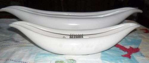 A PAIR OF BOAT SHAPED DROSTDY OFF WHITE VASES