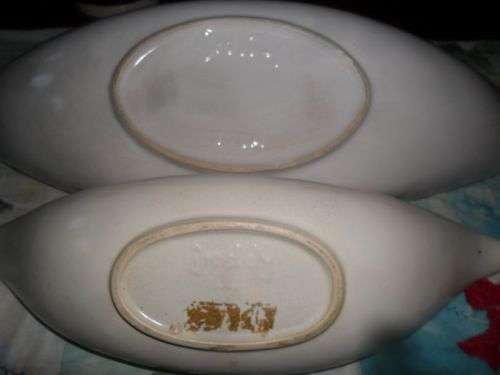 A PAIR OF BOAT SHAPED DROSTDY OFF WHITE VASES