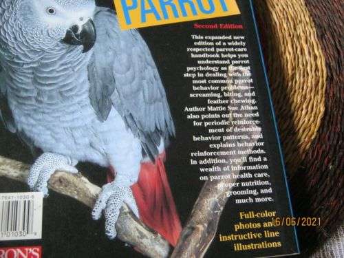 GUIDE TO A WELL-BEHAVED PARROT - MATTIE SUE ATHAN - BARRON`S