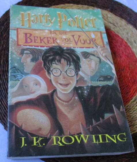 HARRY POTTER EN DIE BEKER VOL VUUR - J K ROWLING