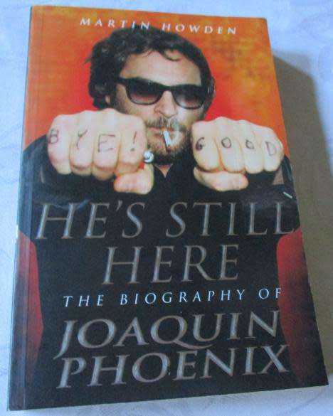 HE`S STILL HERE - THE BIOGRAPHY OF JOAQUIN PHOENIX - MARTIN HOWDEN