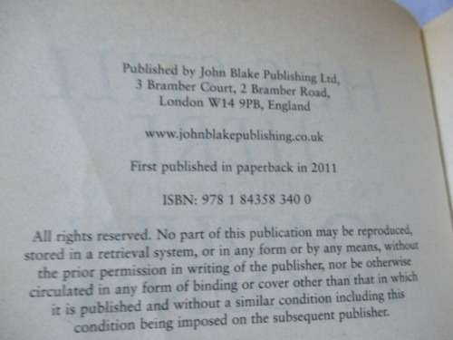 HE`S STILL HERE - THE BIOGRAPHY OF JOAQUIN PHOENIX - MARTIN HOWDEN