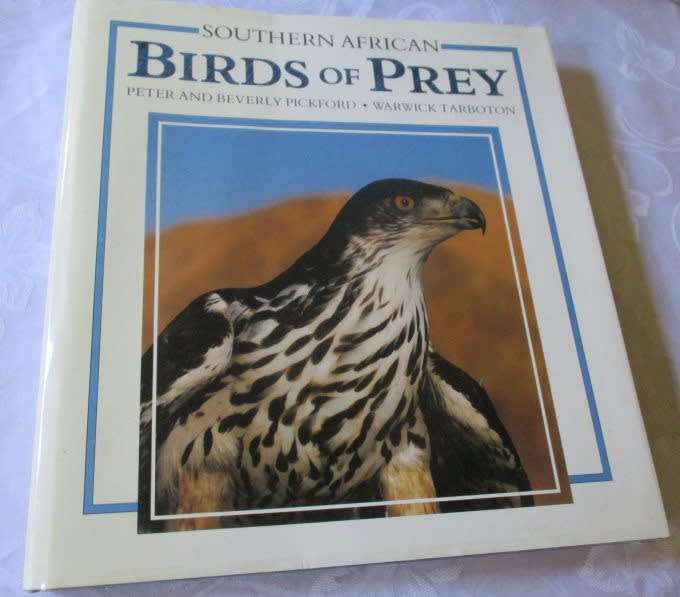SOUTHERN AFRICAN BIRDS OF PREY - PETER AND BEVERLEY PICKFORD & WARWICK TARBOTON