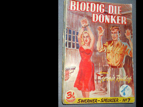 BLOEDIG DIE DONKER - GERRIE RADLOF - SWERWER SPEURDER NO.7 ( PRONK )