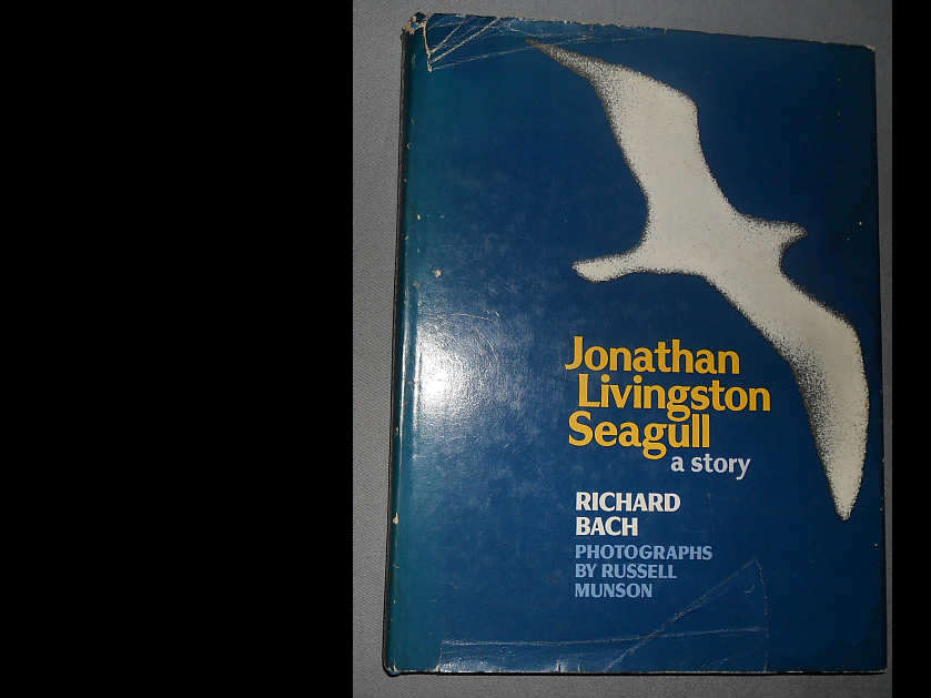 JONATHAN LIVINGSTON SEAGULL - A STORY - RICHARD BACH
