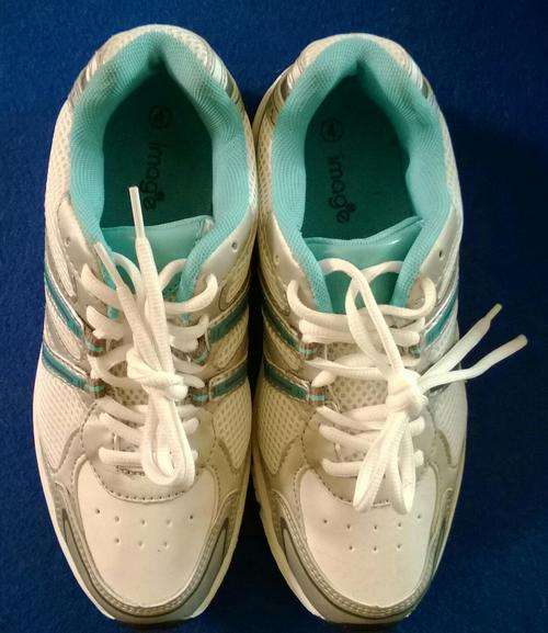 Ladies Tekkies - Size 4 (Unused)