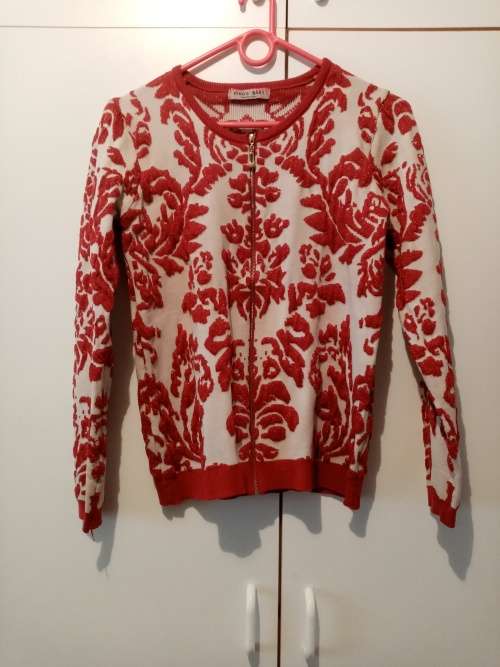White knit jacket with red embossed baroque design S/M