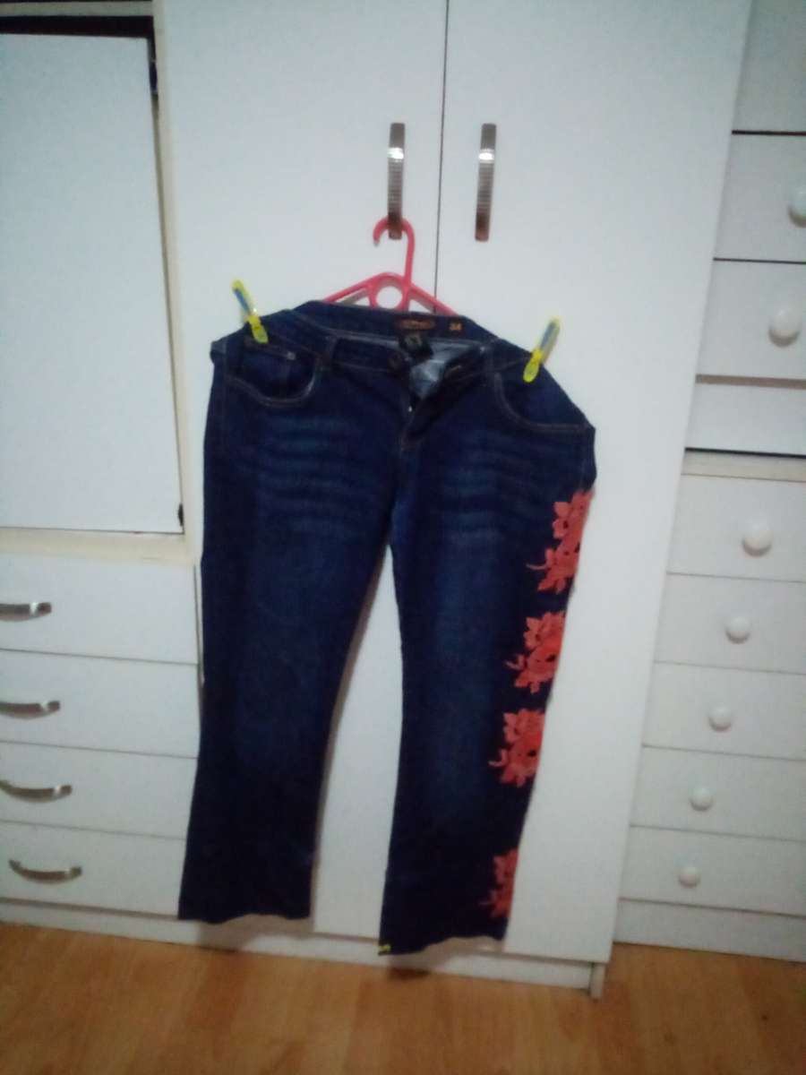 Ed hardy denim jeans with skull embroidery size 34(big make)