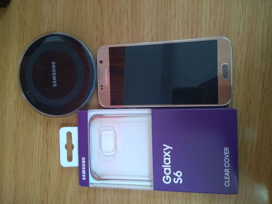 Samsung S6 Gold, 32Gb including wireless charger and brand new S6 cover