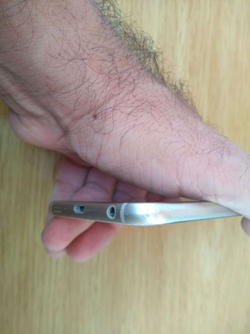 Samsung S6 Gold, 32Gb including wireless charger and brand new S6 cover