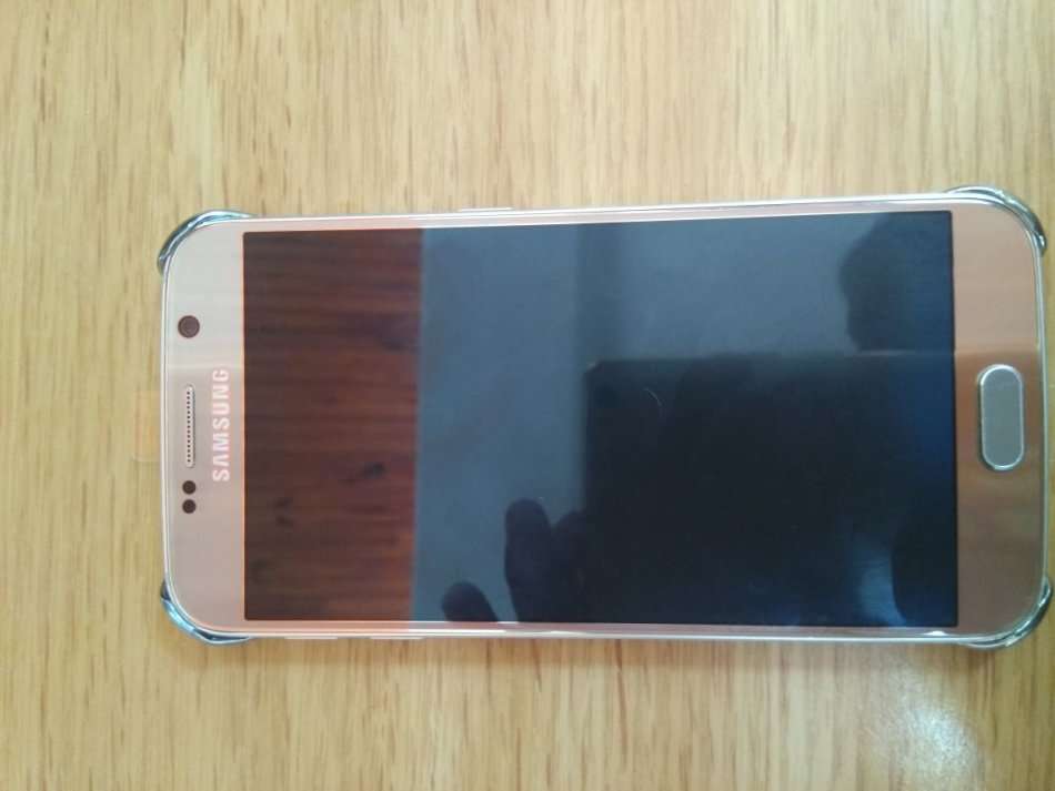 Samsung S6 Gold, 32Gb including wireless charger and brand new S6 cover