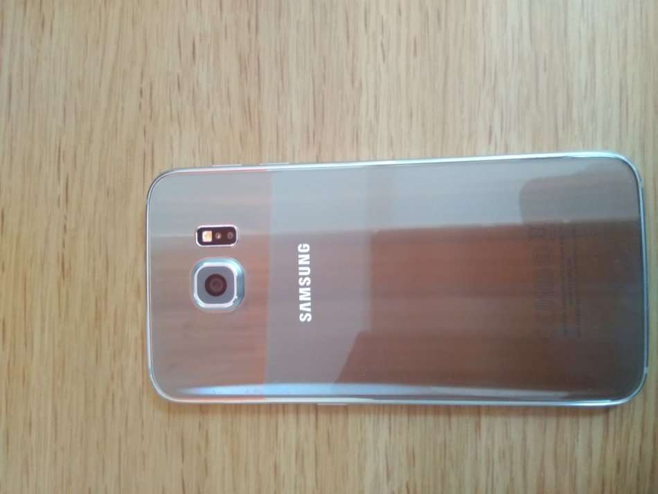 Samsung S6 Gold, 32Gb including wireless charger and brand new S6 cover