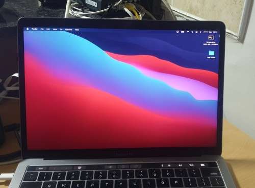 MACBOOK Pro 13 Retina/TOUCHBAR. i5,512SSD,8gb Ram.TouchID.Apple Factory Default Batt@20 C/Count only