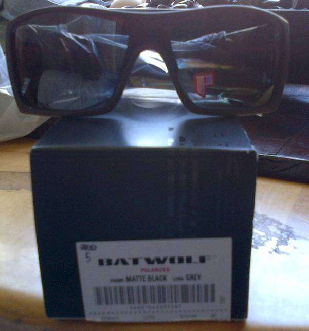 **********GENUINE OAKLEY - BATWOLF SUNGLASSES INCLUDING POSTAGE**********